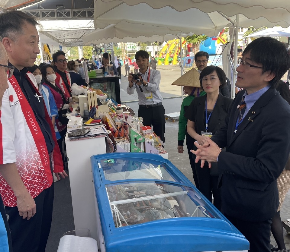 Visiting the JFOODO’s booth, promoting Japanese agriculture, forests, and  fisheries
