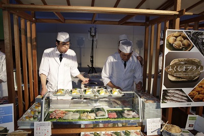 福島県産水産物などを使用したにぎり寿司を振る舞う職人の画像