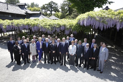 樹齢150年の大藤棚前での記念撮影画像