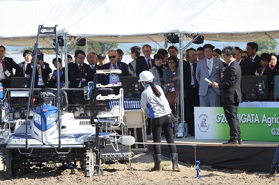 自動運転田植機の実演画像