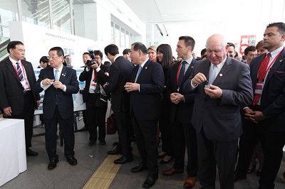 福島産サクランボを試食する参加者の画像