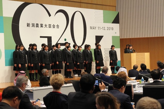 会合にて提言を行う学生たちの画像