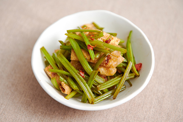 Stir-fried stalks of sweet potatoes