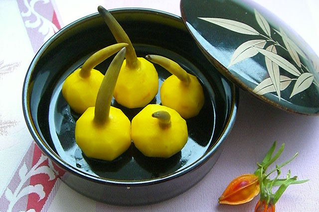 Kuwai no Ama-ni (Arrowhead simmered in a sweet sauce)
