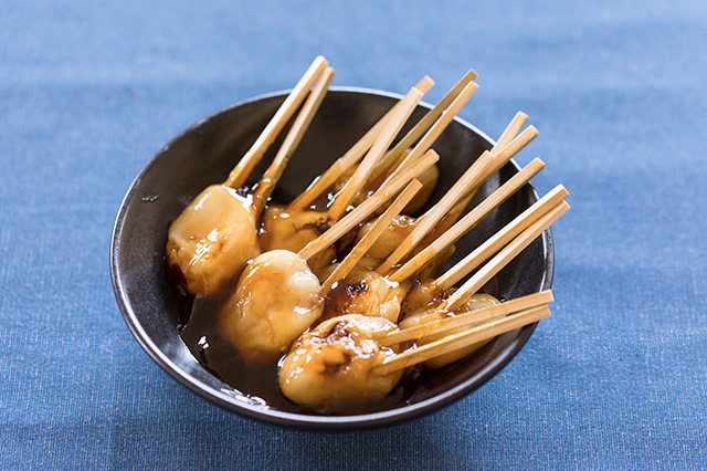 Jambo Mochi (Japanese Rice Cake Dipped in Sauce)
