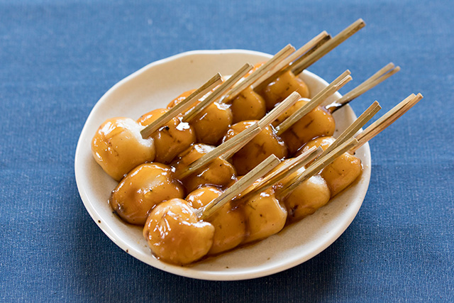 Jambo Mochi (Japanese Rice Cake Dipped in Sauce)