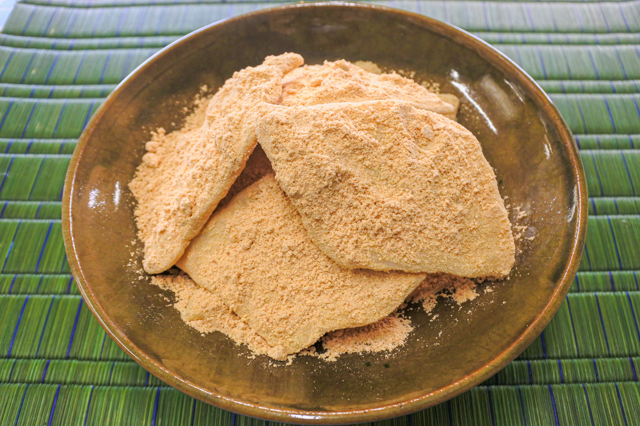 Beta-mochi (Wheat cake with Kinako)