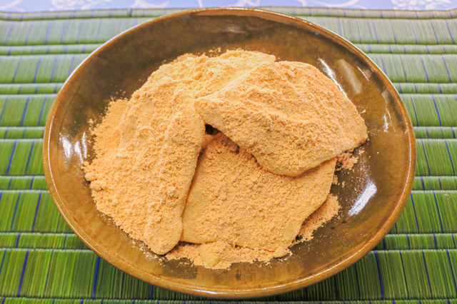 Beta-mochi (Wheat cake with Kinako)
