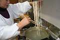 Boil the noodles in boiling water. (The stretched noodles must be boiled immediately or they will lose their firmness.)