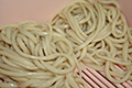 Place the noodles one by one in a bamboo colander dish.