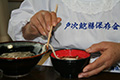 Since the houchou is long, use chopsticks to cut the noodles as you eat them.