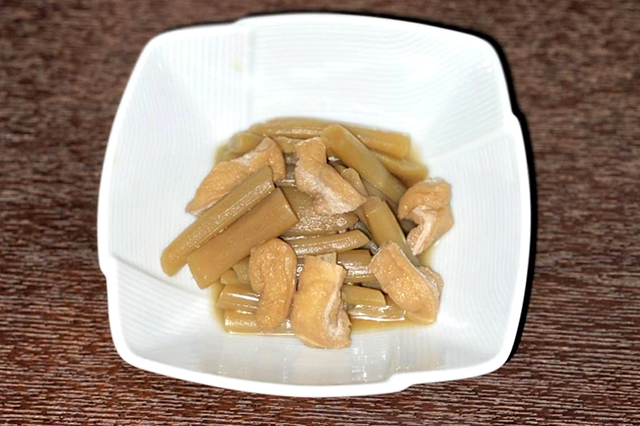Benizuiki to Aburaage no Taitan (Simmered red satoimo(=Japanese taro) stalk with fried thin tofu)