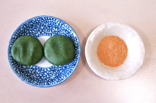 Kusa-mochi (Mochi mixed with mugwort)