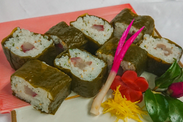 Wakame Zushi (Wakame Seaweed Sushi)