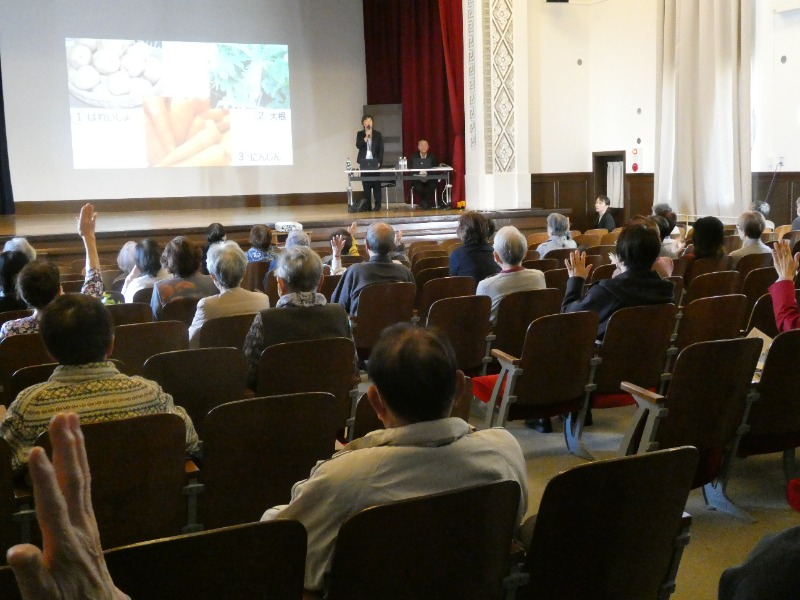 クイズに参加する受講生(青柳校)