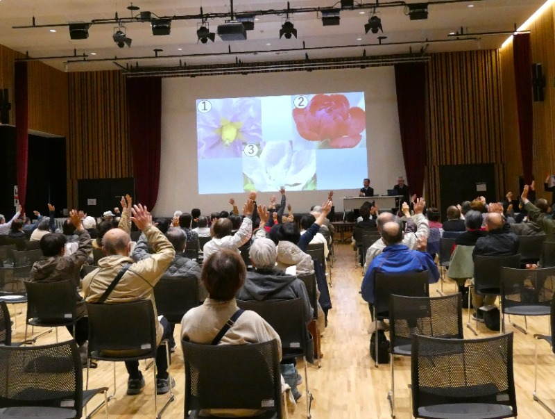 クイズに参加する受講生(亀田校)