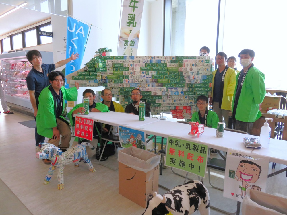 牛乳・乳製品消費拡大の取り組みにジャンボ牛を展示しました!