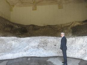 とうや湖農業協同組合の雪蔵野菜貯蔵施設などを視察しました。