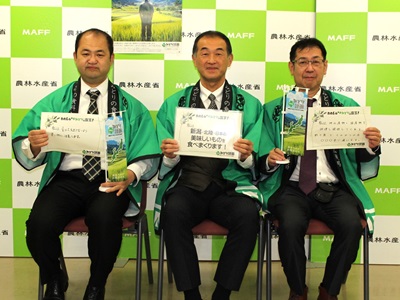 宣言を行う人々