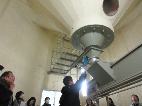 貯蔵サイロの見学の様子