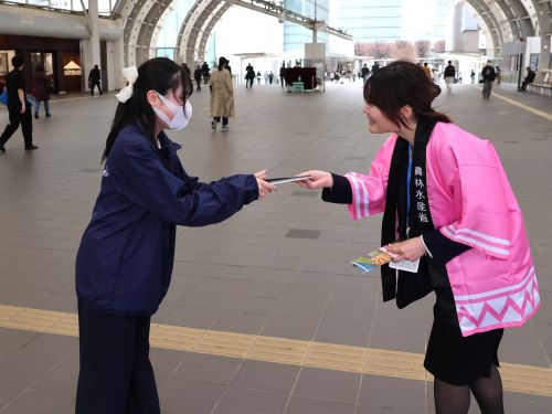 リーフレットを配布する様子の写真