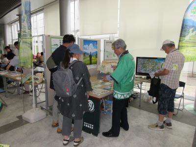 来場者に説明を行う様子