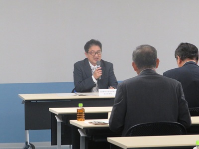 説明を行う齊官地方参事官