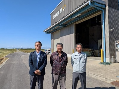 加藤代表取締役(中央)と藤岡地方参事官(左)