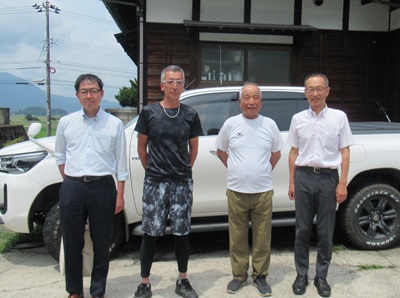 旭農園の代表（中央右）及び副代表（中央左）と柴﨑地方参事官（一番左）