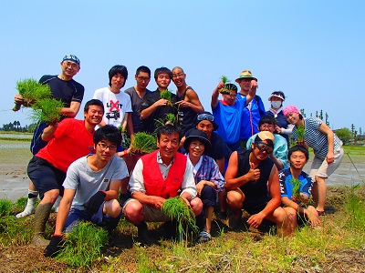 川又さん(前列左から2人目)と田植えを行うスタッフ