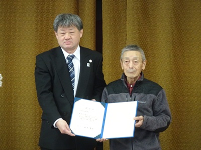 岡本地方参事官(写真左)と授与後の記念撮影