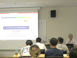 FCPについて説明する職員