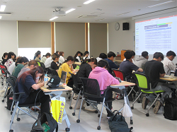 資料を見ながら熱心に説明を聞く学生のみなさん