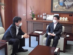 渡辺町長(右)と佐土原地方参事官