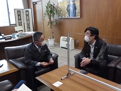 谷口専務理事(左)と佐土原地方参事官