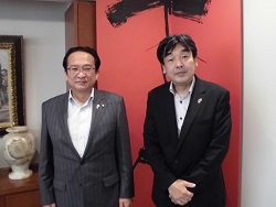 渕上市長(左)と佐土原地方参事官