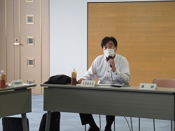 説明する佐土原地方参事官