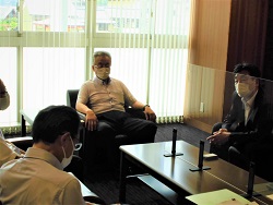 越前町長(中央)と佐土原地方参事官
