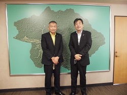 勝山市長(左)と佐土原地方参事官