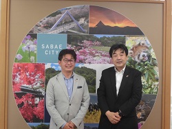 鯖江市長(左)と佐土原地方参事官