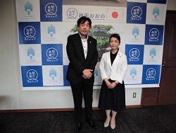 佐土原地方参事官(左)と大野市長