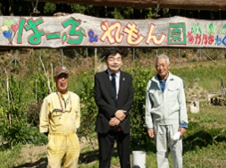 若野氏(左)、榎本副会長(右)と佐土原地方参事官