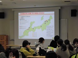 熱心に聞き入る学生たち