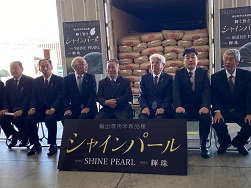 コンテナ積込後の様子(佐土原地方参事官(右から2人目))