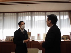 小浜市長と佐土原地方参事官(右)