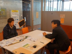 鳥羽宏昇氏(左)と佐土原地方参事官