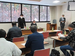 挨拶する佐土原参事官