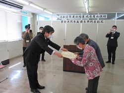 表彰状を手交する佐土原地方参事官