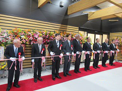 テープカットの様子