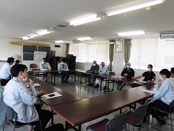 懇談会の様子(手前左が佐土原地方参事官)